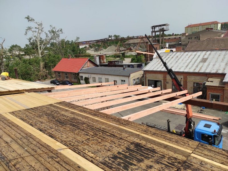 Oprava střechy haly po tornádu - Hodonín