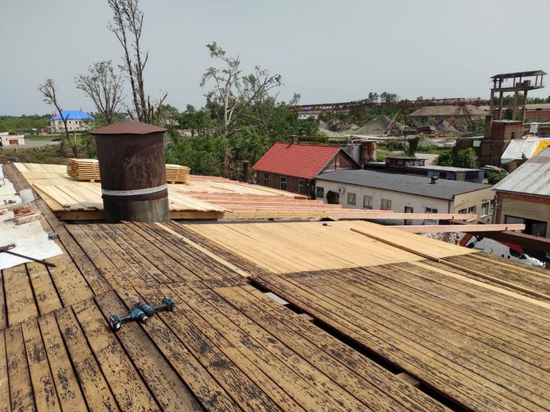 Oprava střechy haly po tornádu - Hodonín