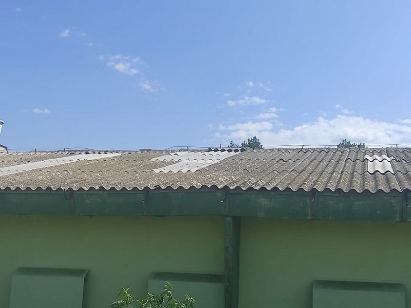 Provizorní oprava střechy haly po bouřce - Vřesovice